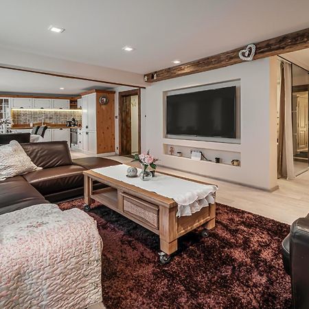 Luxurious And Royal Apartment In The Old Town Братислава Екстер'єр фото