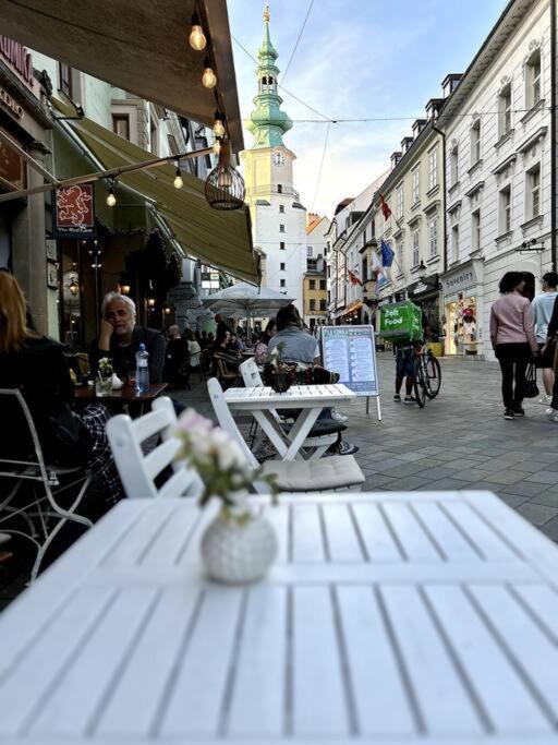 Luxurious And Royal Apartment In The Old Town Братислава Екстер'єр фото