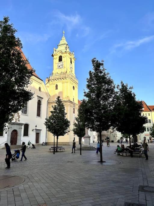 Luxurious And Royal Apartment In The Old Town Братислава Екстер'єр фото