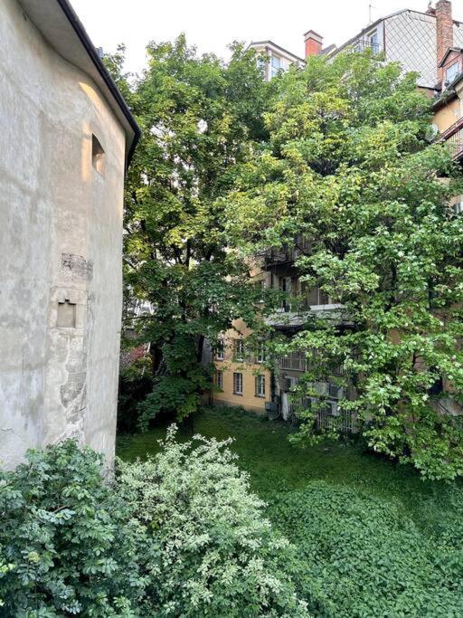 Luxurious And Royal Apartment In The Old Town Братислава Екстер'єр фото