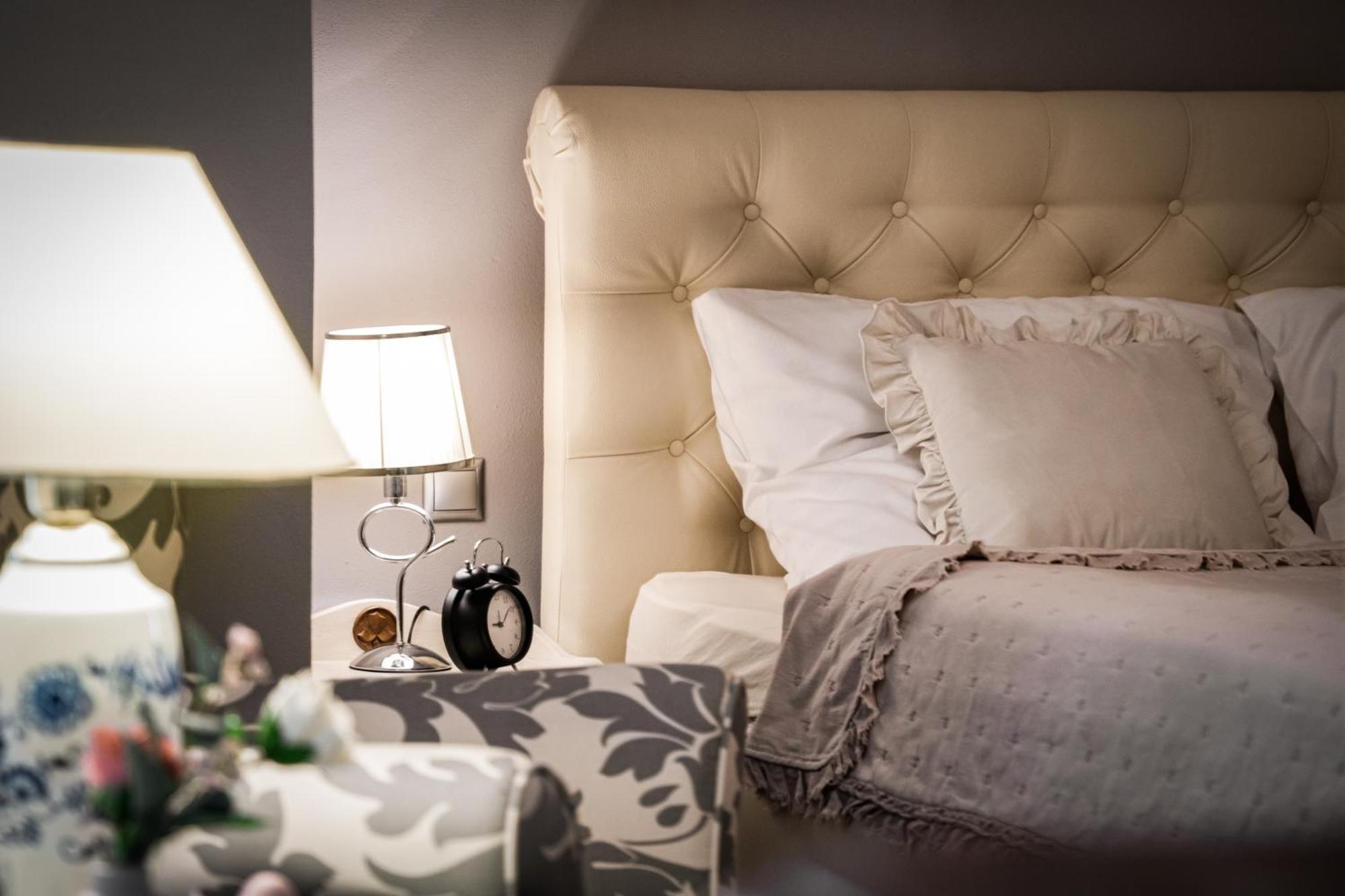 Luxurious And Royal Apartment In The Old Town Братислава Екстер'єр фото