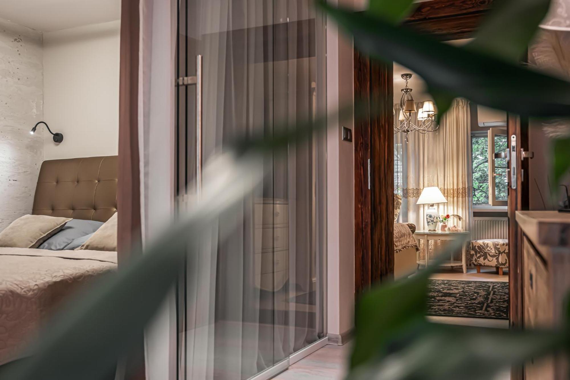 Luxurious And Royal Apartment In The Old Town Братислава Екстер'єр фото