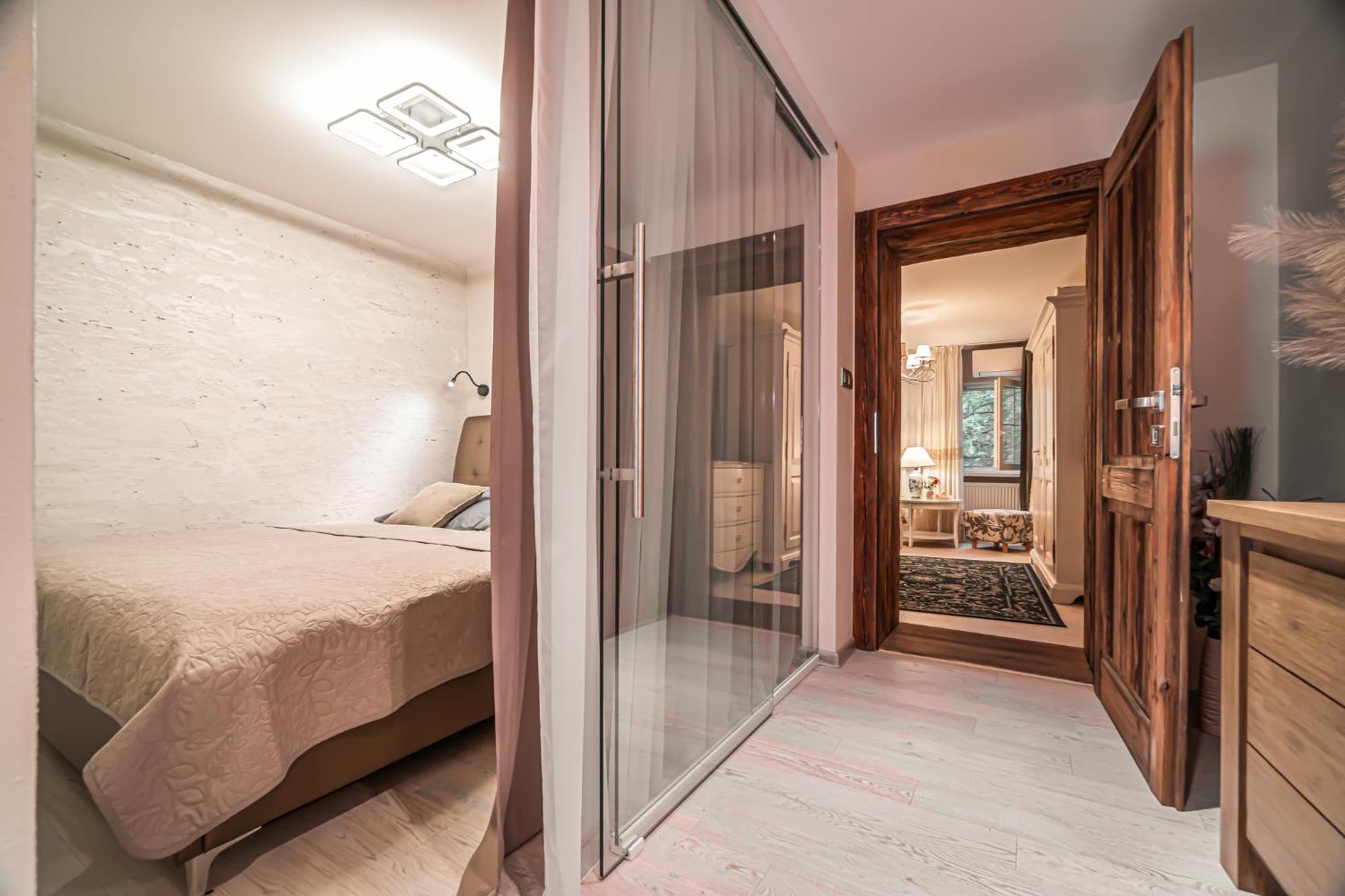 Luxurious And Royal Apartment In The Old Town Братислава Екстер'єр фото